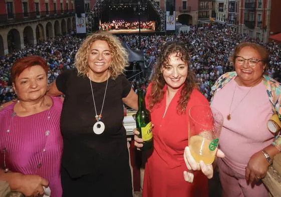 Beatriz Fernández, Noelia García, Pilar Ramos y Amada Álvarez en el balcón del Ayuntamiento.