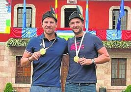 Quentin Urban y Jeremy Candy muestran orgullosos su oro en el Sella, ayer, en Arriondas.