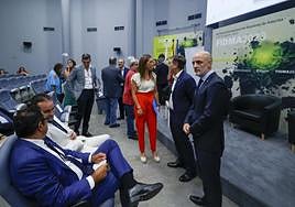 Economía Social. Ángela Pumariega conversa con Pedro Fernández-Raigoso, en presencia de Antonio Corripio en primer plano.