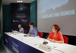 De izquierda a derecha: Iván Aitor Lucas, director general de Innovación; Borja Sánchez, consejero de Ciencia, y Cecilia Pérez, presidenta de la Federación Asturiana de Concejos.