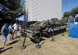 Acorazado 'Castor'. Lorenzo Vicente, responsable de Medios Industriales de Trubia, explica las características del blindado a varios curiosos.