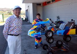 Jo Ramírez, junto a un joven piloto durante su visita al Circuito de Fernando Alonso.