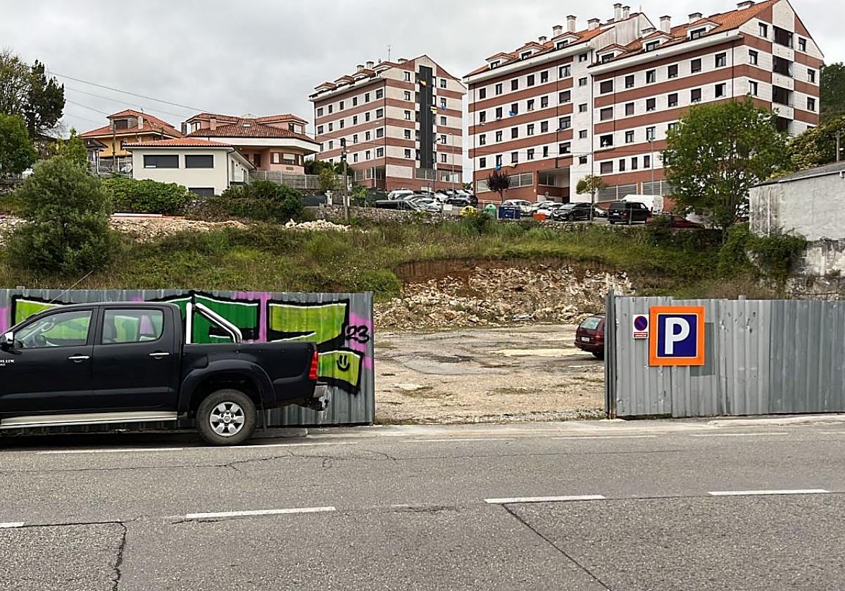 Arriba, zona de aparcamiento habilitada en el Mantequeru. A la izquierda, la parcela abierta junto al cementerio.