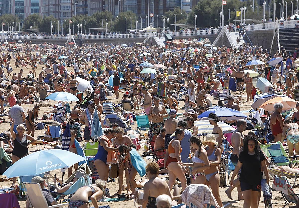 Lleno en la playa de San Lorenzo esta mañana.