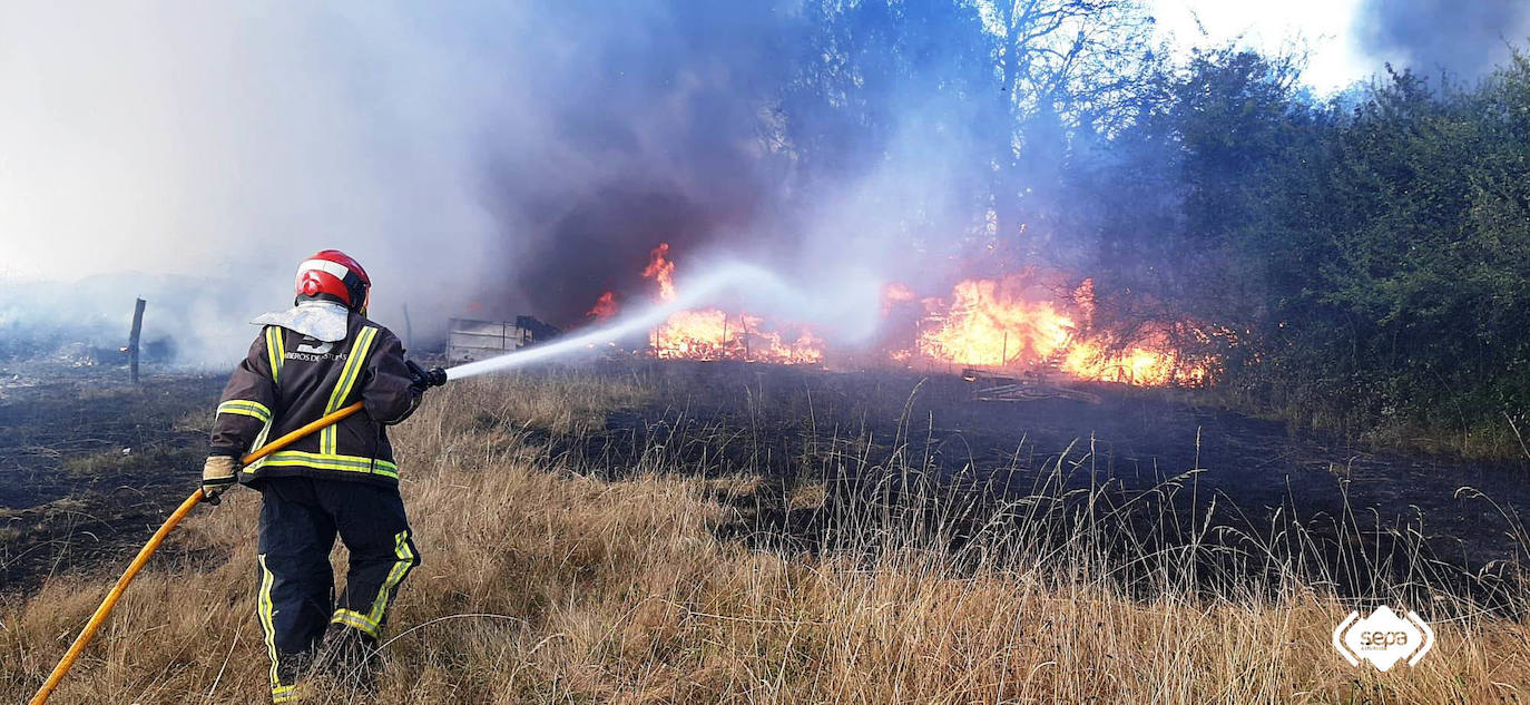 La impresionante columna de humo por un incendio en un poblado de Llanera