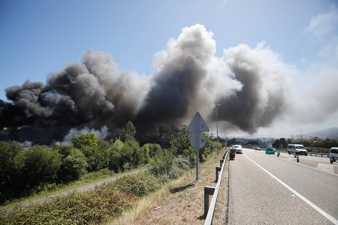 La impresionante columna de humo por un incendio en un poblado de Llanera