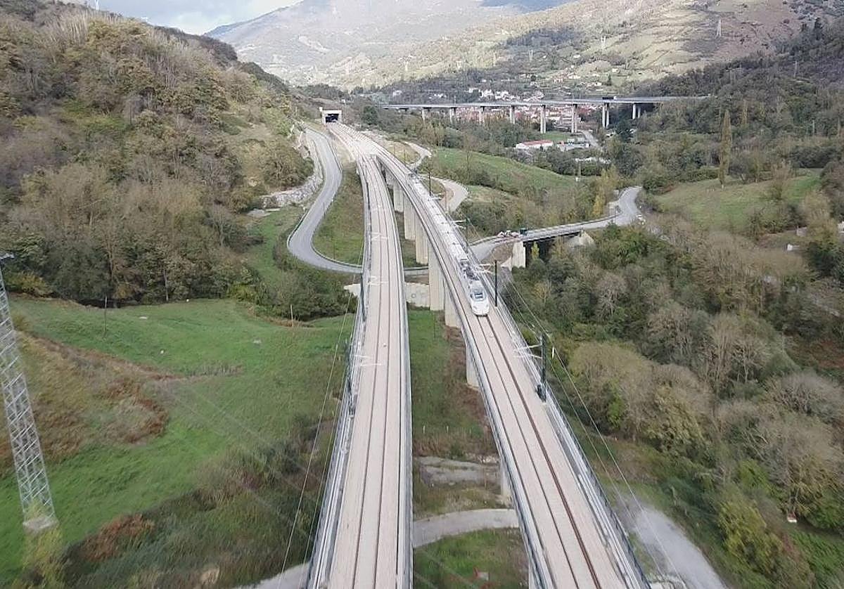 Primer recorrido de pruebas de un tren de viajeros, el S-730, por la variante de Pajares el pasado mes de mayo.