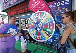 Senén González, de Laserdental, junto a dos participantes del juego de la ruleta de la clínica.