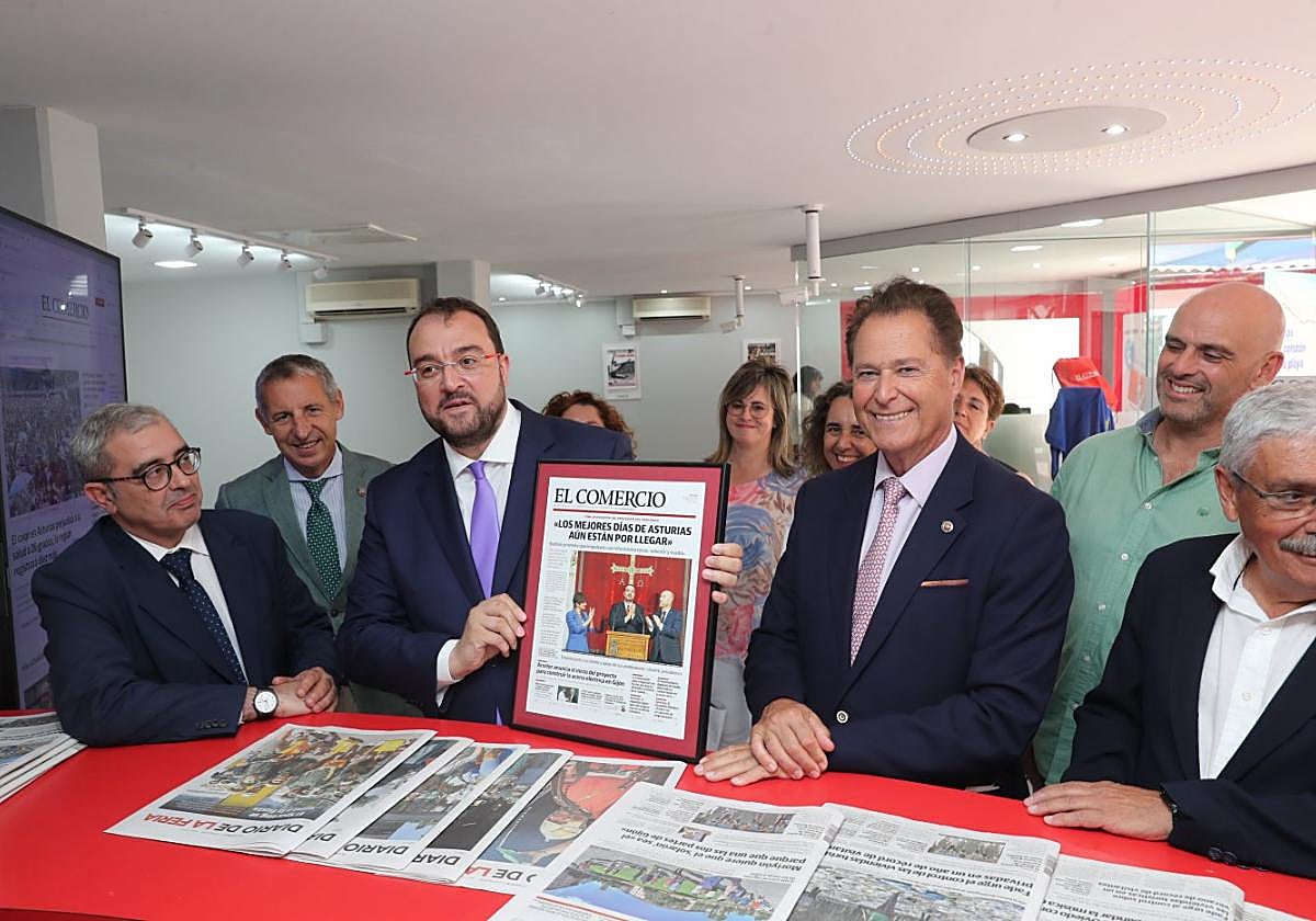 El presidente regional, durante su vista al estand de EL COMERCIO en la feria.