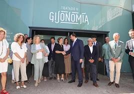 'Gijonomía' de un saludo.Carmen Moriyón y Adrián Barbón se dan la mano en la entrada del Ayuntamiento de Gijón.