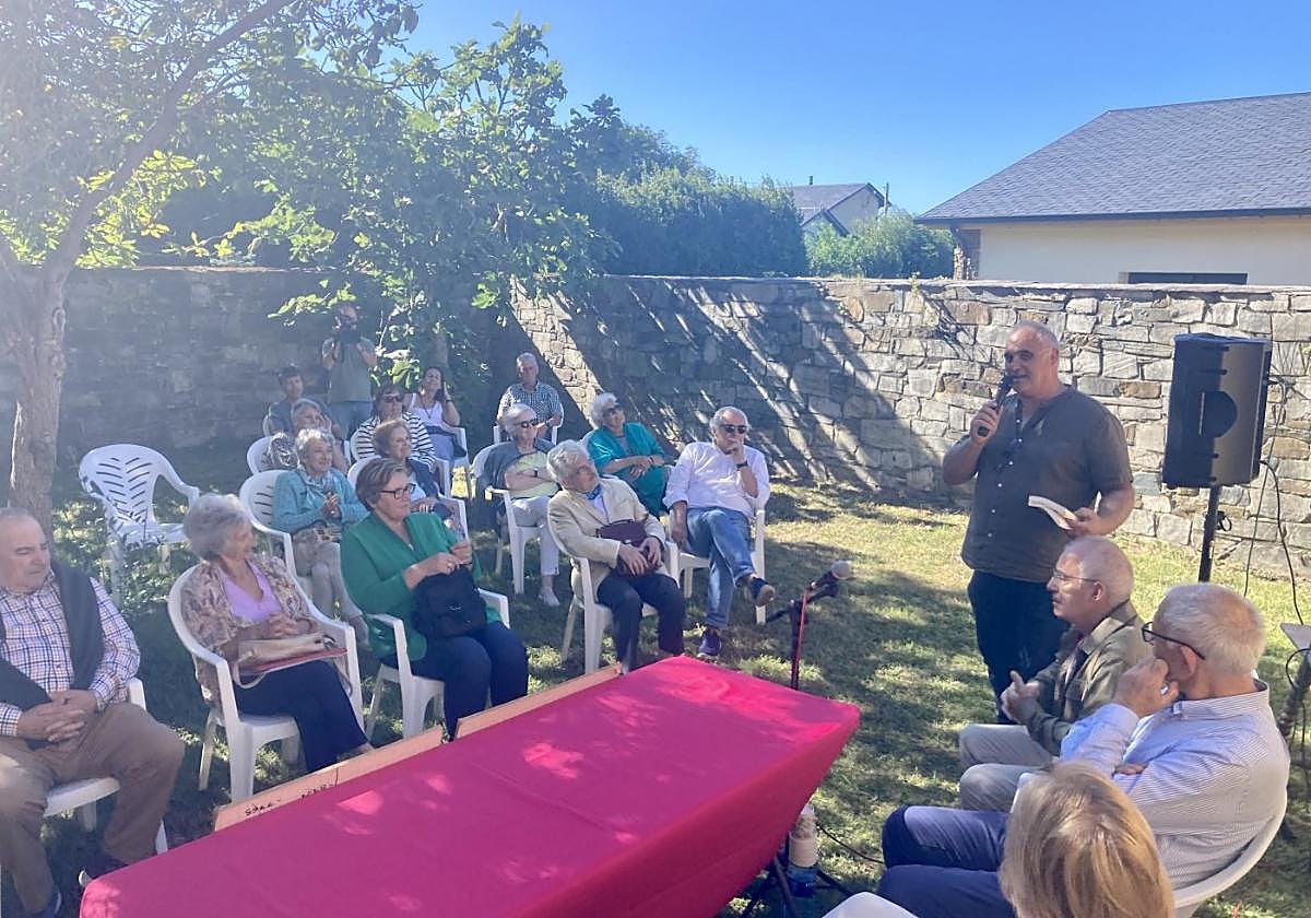 Alrededor de una veintena de vecinos participaron del acto en la casa natal del poeta Padre Galo.