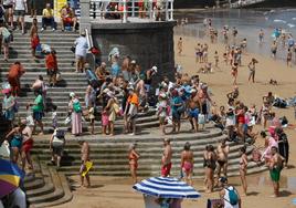 Este miércoles, la playa de San Lorenzo de Gijón, a reventar con temperatuas asfixiantes.