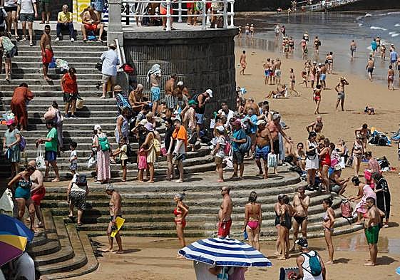 Este miércoles, la playa de San Lorenzo de Gijón, a reventar con temperatuas asfixiantes.