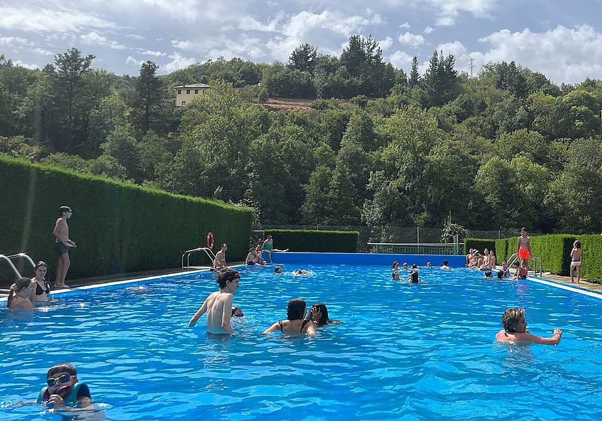 El suroccidente asturiano registra las temperaturas más altas: chapuzones en las piscinas para sofocar la ola de calor