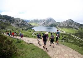 Turistas en los Lagos de Covadonga, la semana pasada.