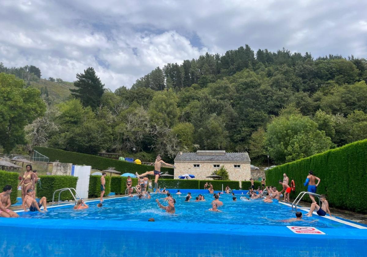 Pequeños y mayores aprovecharon para disfrutar de un chapuzón en la piscina de San Antolín de Ibias.