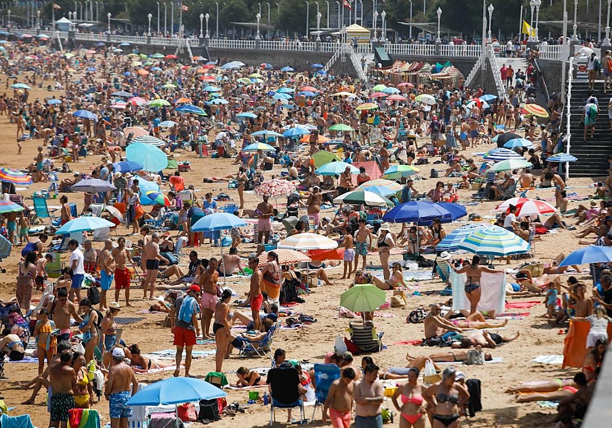 La playa de San Lorenzo, ayer, absolutamente llena ante los casi 30 grados que se alcanzaron en Gijón.