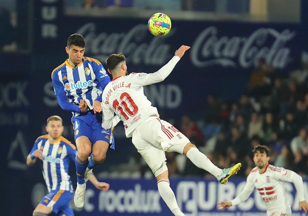 Álex Pascanu disputa un balón a Borja Valle la pasada temporada.