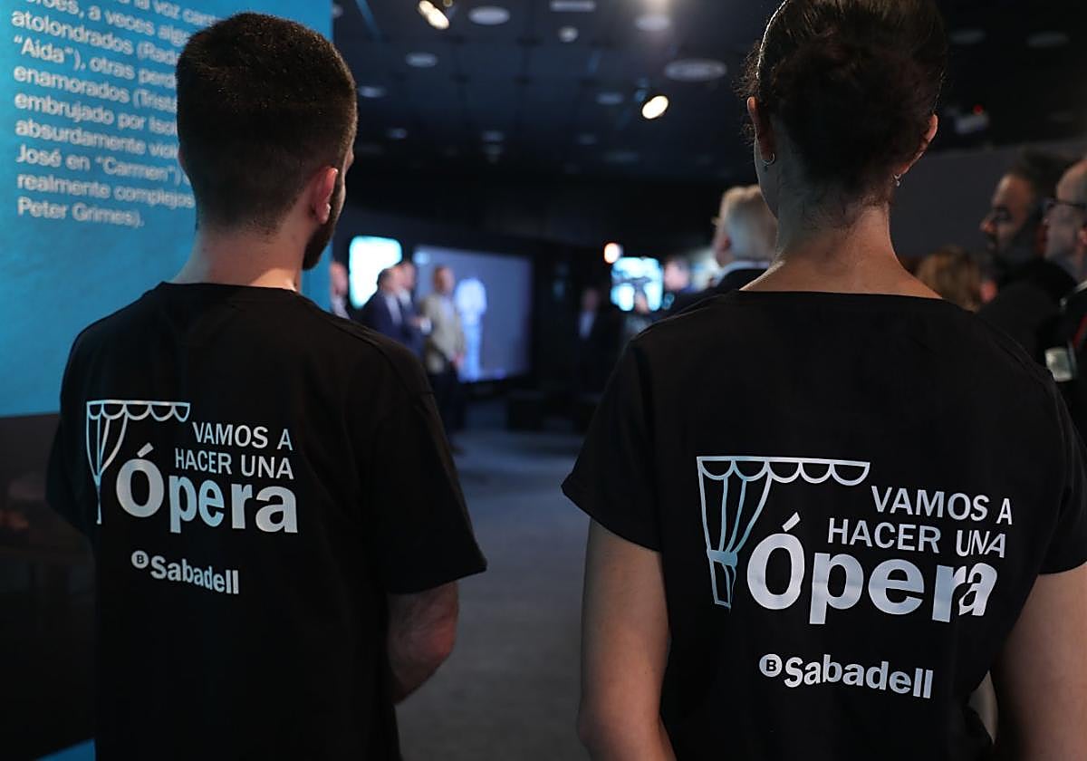 Trabajadores del pabellón del Banco Sabadell Herrero, con la camiseta de la Ópera.