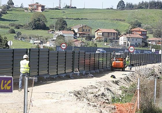 Pantallas acústicas en la AI-81 a su paso por Corvera.