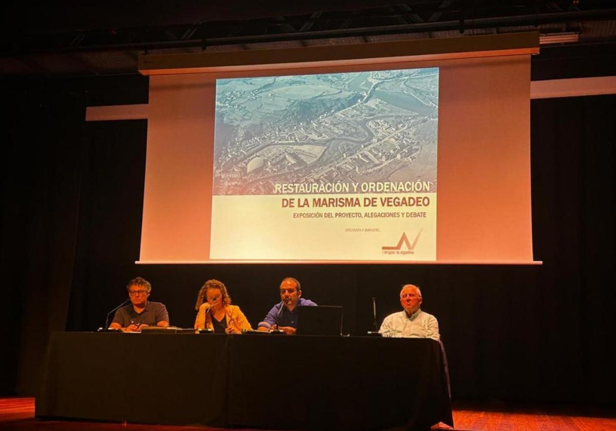 Fermín Blanco, Concepción Lamelas, David Galán y Juan Seijo, durante el debate sobre el proyecto de las marismas.