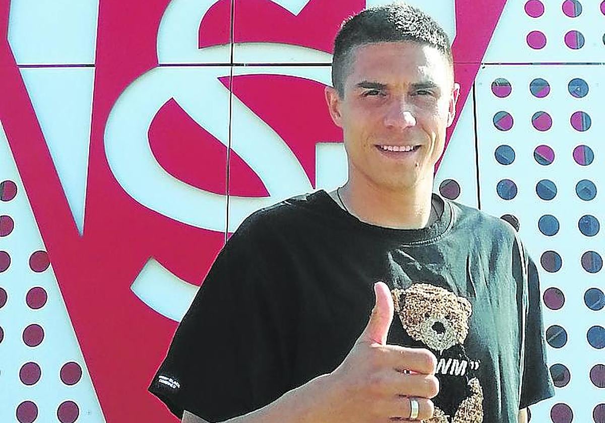 Djuka posa en Mareo, junto al escudo rojiblanco.