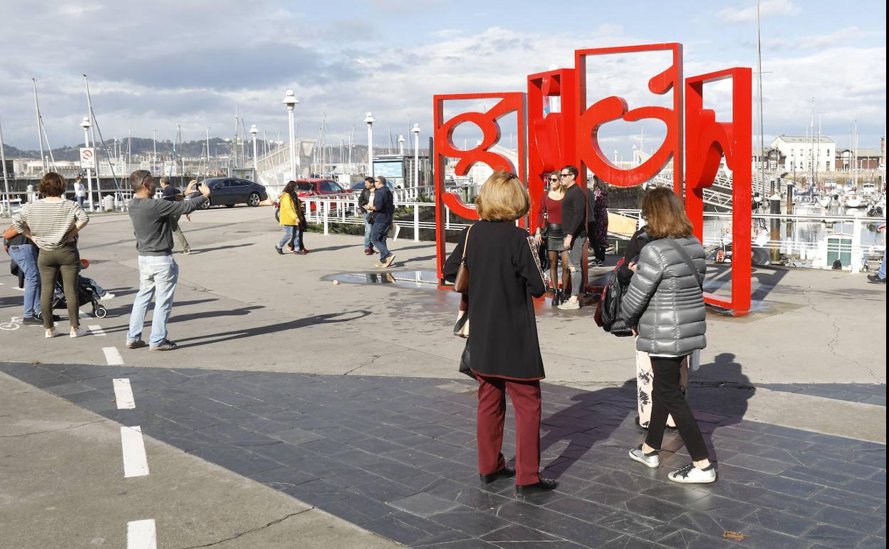 Las habitaciones en Gijón para la Noche de los Fuegos alcanzan los 400 euros