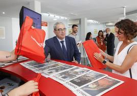 Melania Álvarez, consejera de Derechos Sociales y Bienestar Social, durante su vista al estand de EL COMERCIO en la feria.