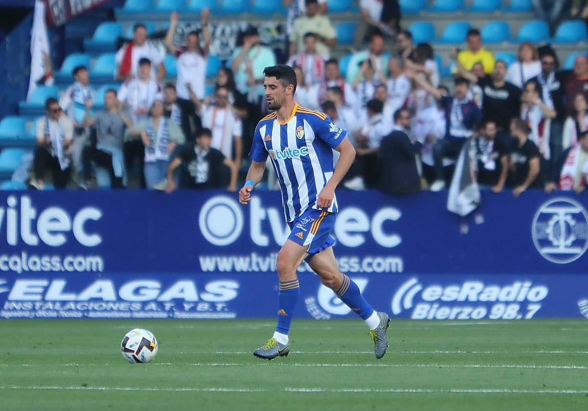 Un jugador con «fuerza, rapidez y disciplina» para el centro de la zaga
