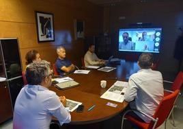 El consejero de Fomento, Alejandro Calvo, en la reunión con el Ayuntamiento de Cangas, la DGT y la empresa concesionaria.