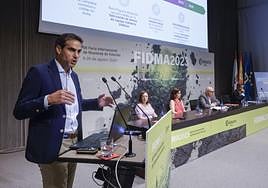 Mesa Redonda. En primer término, Álvaro López (Duro Felguera). En la mesa, Paz Orviz (Cogersa), Ana Quelhas (EdP); el moderador, Juan Carlos Aguilera, director general de Industria del Principado, y Antonio Suárez Ramón (TSK).
