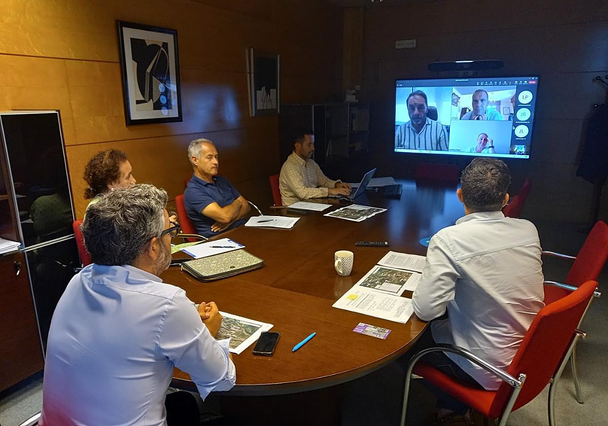 El consejero de Fomento, Alejandro Calvo, presidió la reunión mantenida ayer con el alcalde de Cangas de Onís y representantes de la Dirección General de Tráfico y de la empresa Alsa.