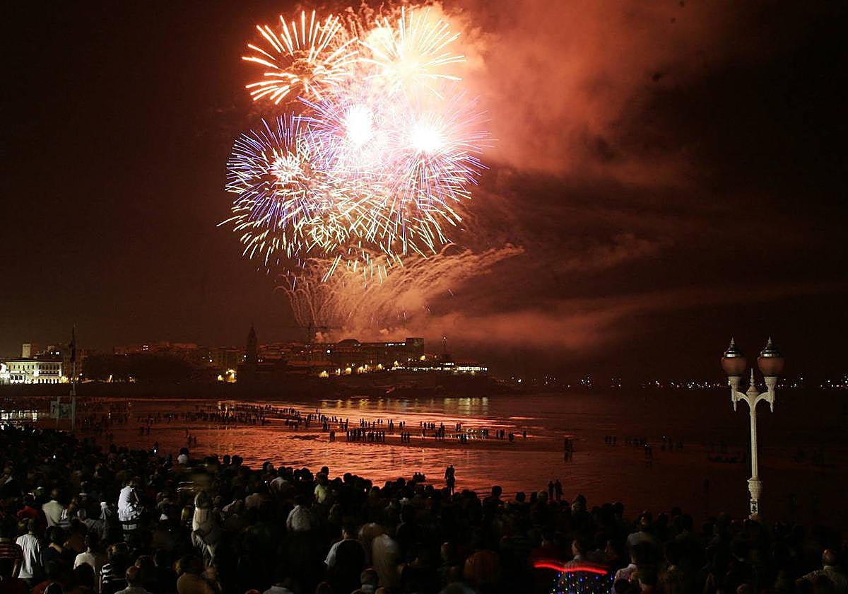 Imagen de archivo de una pasada Noche de los Fuegos en Gijón.