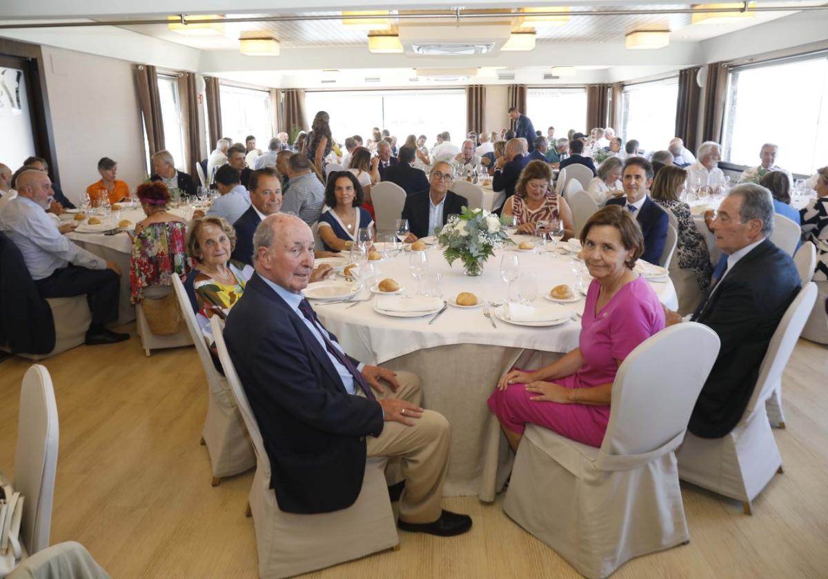 Enrique Pérez Rodríguez, sentado entre Paz Fernández Felgueroso y Carmen Moriyón, al inicio de la comida-homenaje que recibió.