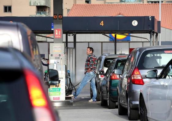 Colas en una gasolinera de Oviedo el pasado 31 de diciembre.