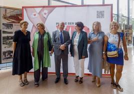 De izquierda a derecha, la alcaldesa de Gijón, Carmen Moriyón; la alcaldesa de Avilés, Mariví Monteserín; el presidente de la Federación de Donantes de Sangre del Principado de Asturias, Manuel Faustino Valdés; la consejera de Salud, Concepción Saavedra; la vicepresidenta de la Junta General del Principado, Celia Fernández, y la gerente del área sanitaria V, Yolanda López Minguez..