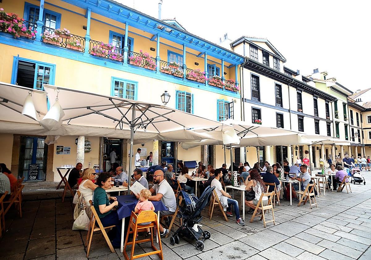 Una terraza hostelera en El Antigo, ayer, llena de gente.