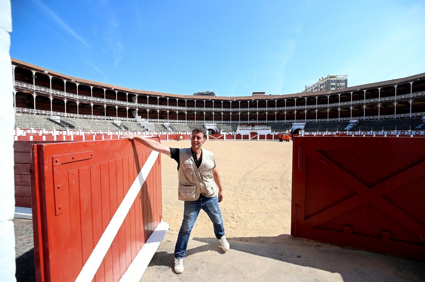 Fernando Prieto abriendo la puerta de Toriles.