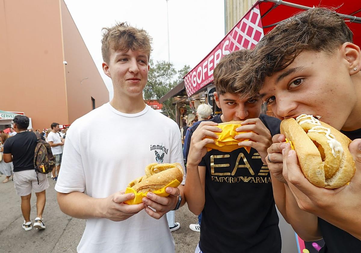 Miguel Poblador, Diego García y Martín García siempre que vienen a la Feria escogen el bocadillo de calamares, la opción más tradicional y, con la que, tal y como ellos mismos explican «nunca falla. Es una apuesta segura».