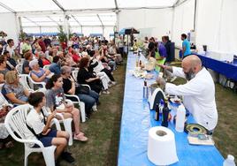 El VIII Concurso de Tapas de Fapea congregó a tres cocineros asturianos, que prepararon las tapas ante el público.