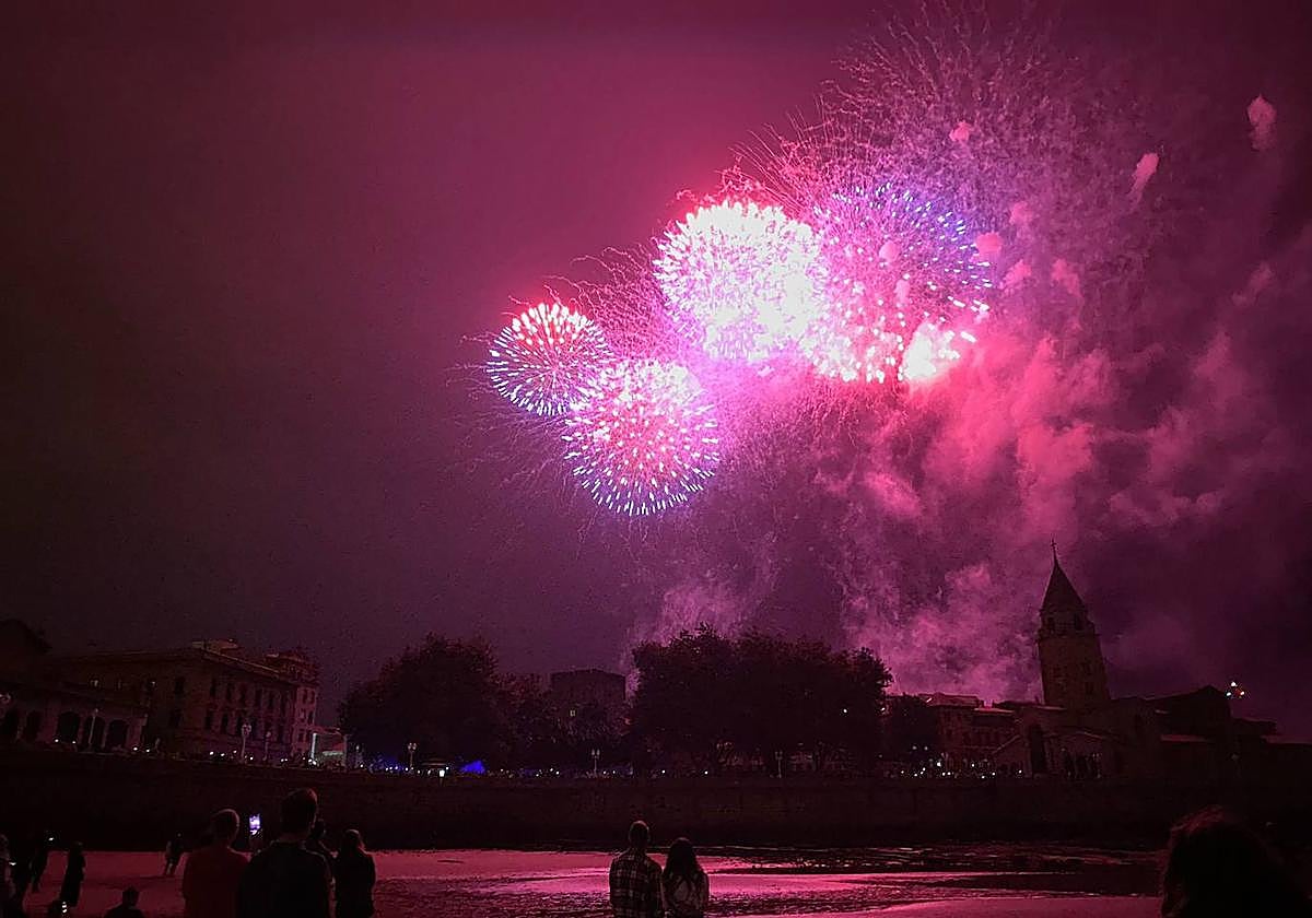 Los Fuegos de Gijón del año pasado, desde el arenal de San Lorenzo,