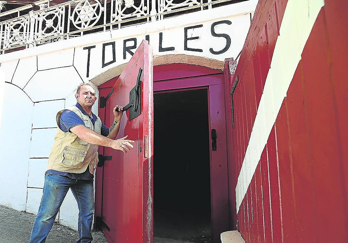 Fernando Morata abre la puerta de toriles. alex piña