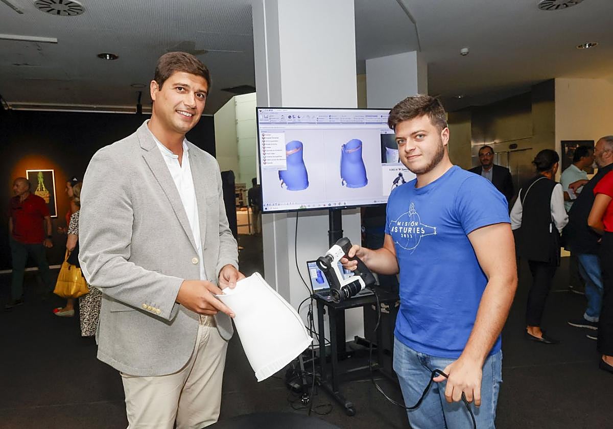 Corsés 3D.El doctor José Antonio Fidalgo con Alejandro González, personal del pabellón, enseñando el proyecto de impresión 3D .