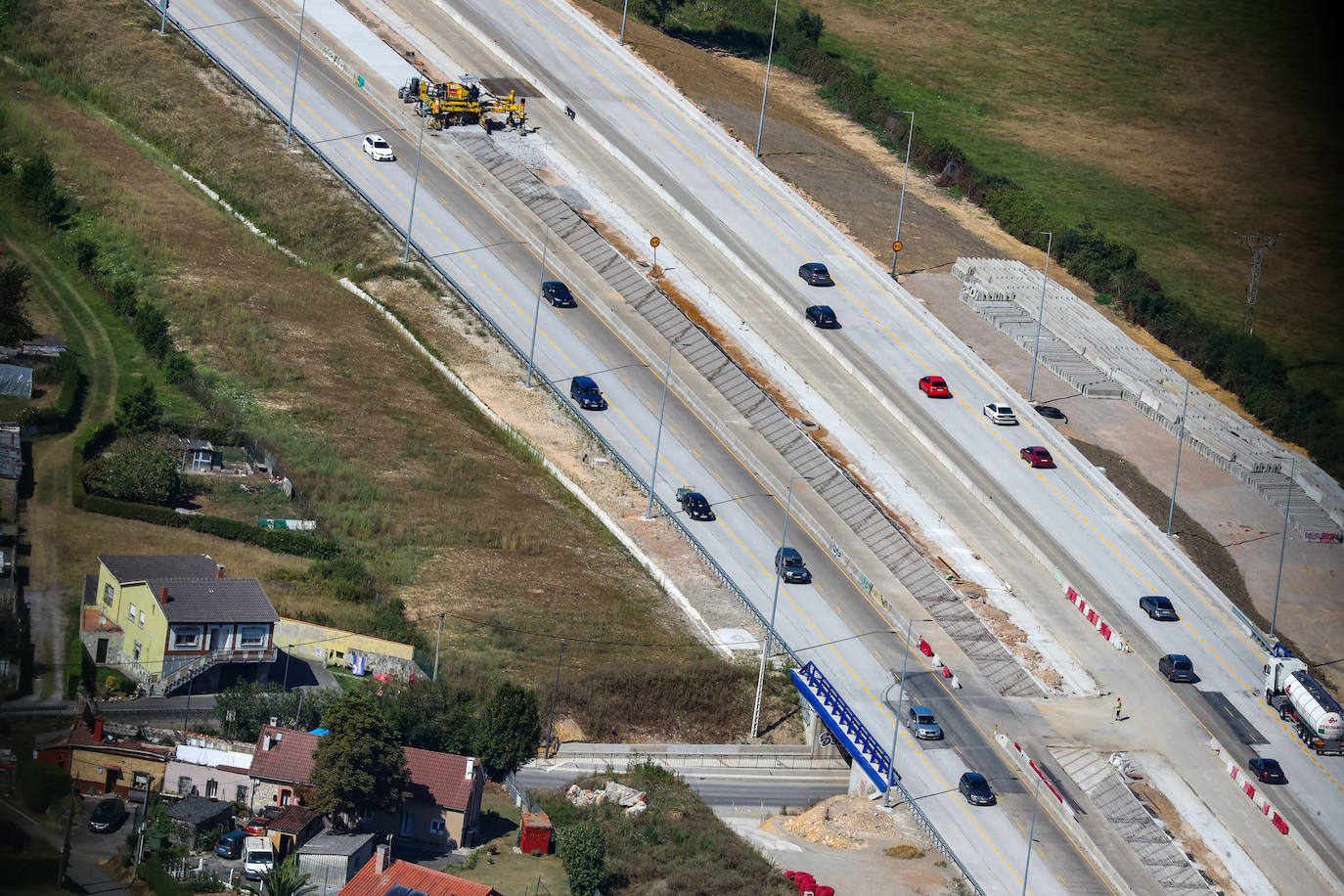 Obras de construcción del tercer carril de la 'Y'.