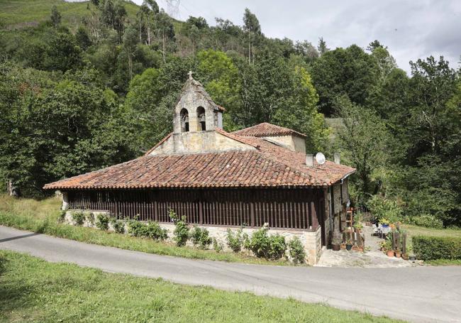 Ruenes. La iglesia de Nuestra Señora del Monte, en Peñamellera Alta.