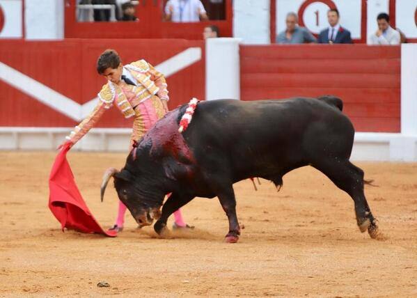 Manuel Román frente al tercer toro de la tarde.