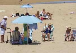 Un grupo de mayores toma el sol en San Lorenzo.