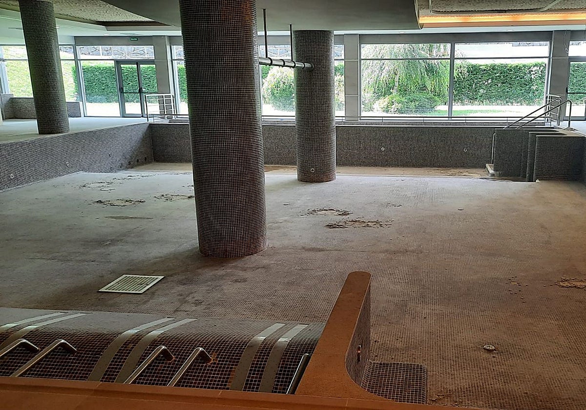 El vaso del 'spa' sin agua apara realizar las obras de reconstrucción.