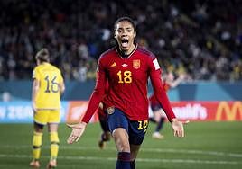 Salma Paralluelo celebra el primer gol de España ante Suecia durante la semifinal del Mundial.