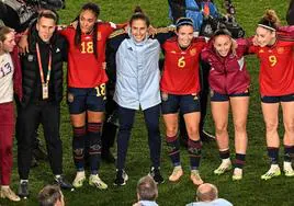Montse Tomé, en el centro con un abrigo azul, celebra el pase a a final del Mundial de la Selección Española Femenina de Fútbol.